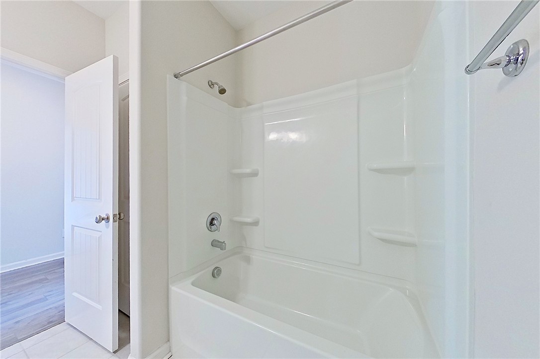 247 Chestnut Drive Brunswick, GA 31523 - Photo 23 of 49 Downstairs Bathroom Tub and Shower