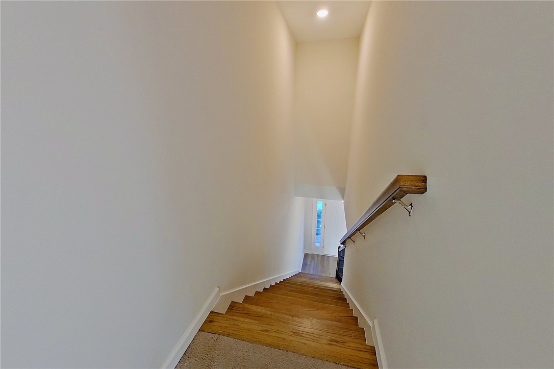 247 Chestnut Drive Brunswick, GA 31523 - Photo 26 of 49 Stairs