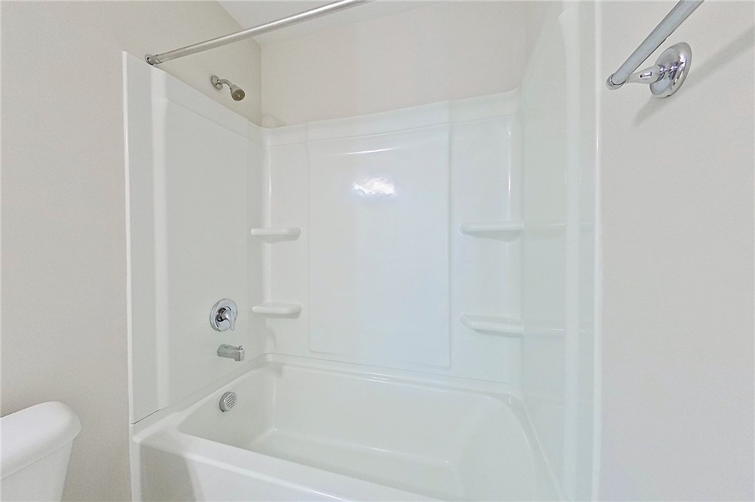 247 Chestnut Drive Brunswick, GA 31523 - Photo 42 of 49 Upstairs Tub and Shower