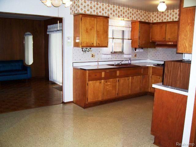 13736 Martin Road Warren, MI 48088 - Photo 5 of 10 martin kitchen