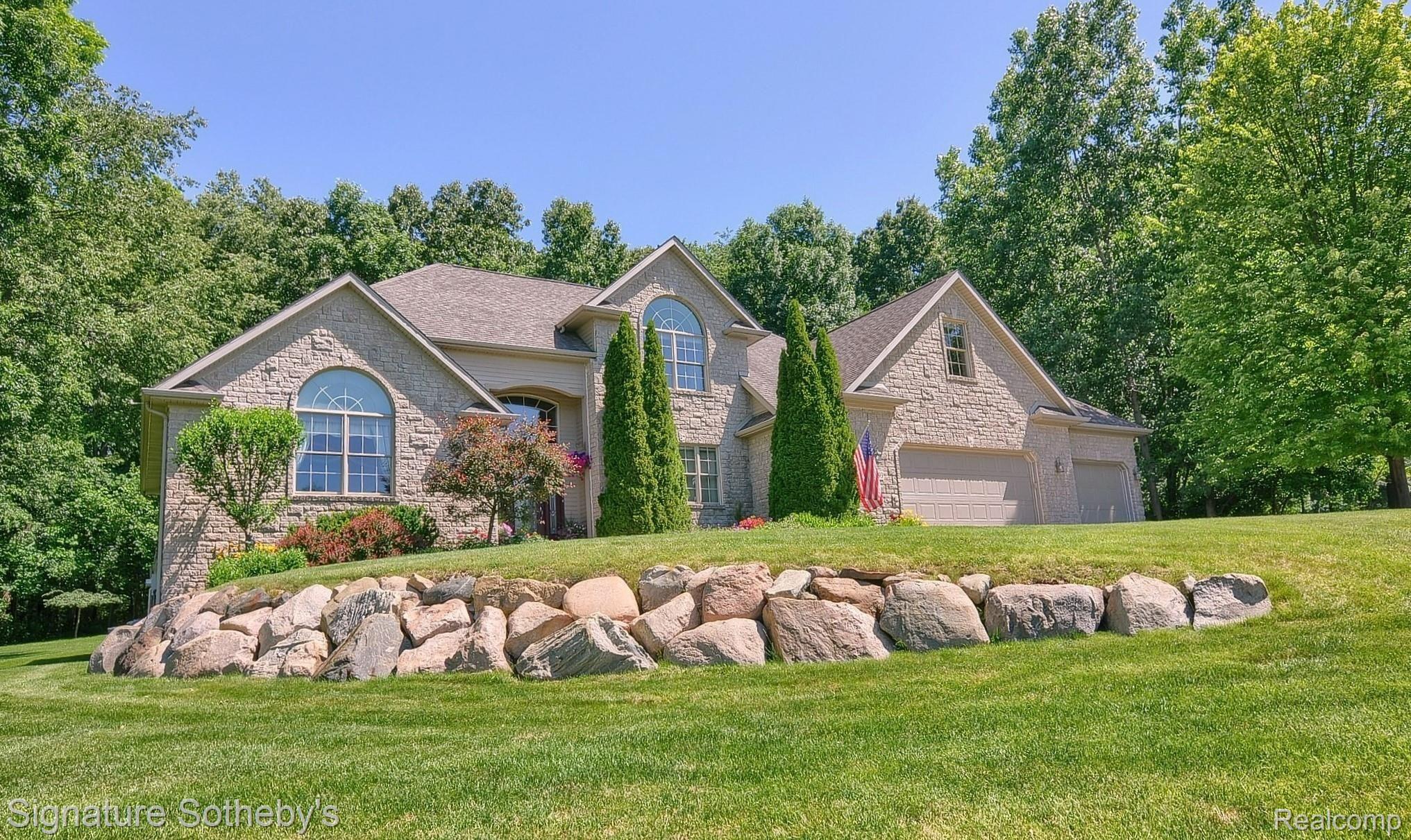 12293 Ivy Lane Fenton, MI 48430 - Photo 8 of 43 Your Fenton Wooded Private Estate!