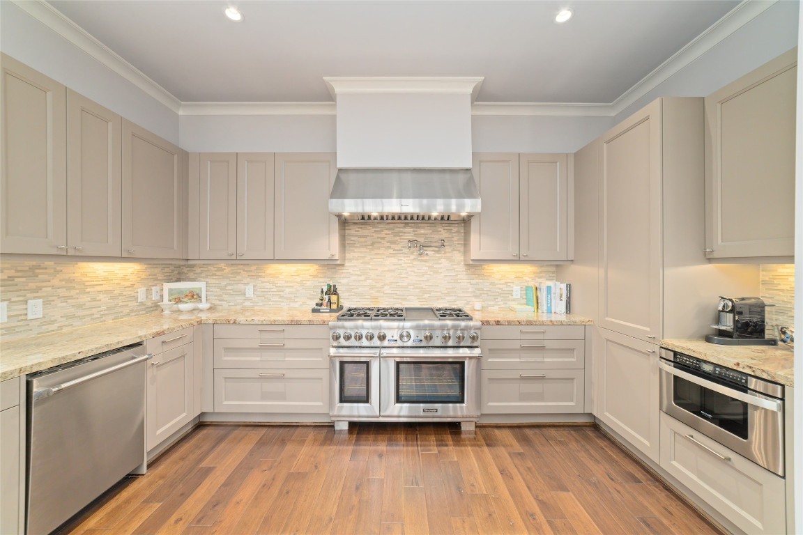 2221 Welch Street, Unit 201 Houston, TX 77019 - Photo 23 of 49 The chef’s kitchen is anchored by a Thermador six-burner gas range with double ovens and an integrated griddle, serving as a striking centerpiece for both everyday cooking and elevated entertaining.