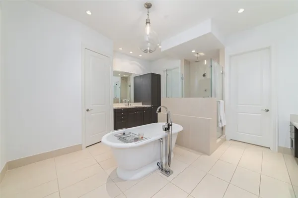 $1,150,000 | 2221 Welch Street, Unit 201, Houston, TX 77019