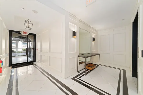 $1,150,000 | 2221 Welch Street, Unit 201, Houston, TX 77019