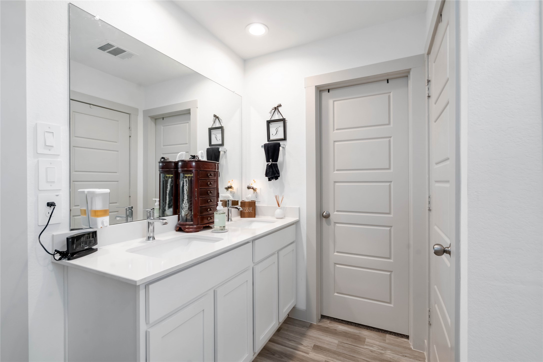 7730 Robert Rosharon, TX 77583 - Photo 10 of 18 Spacious primary bathroom featuring dual sinks, sleek quartz countertops, and ample storage with white cabinetry.