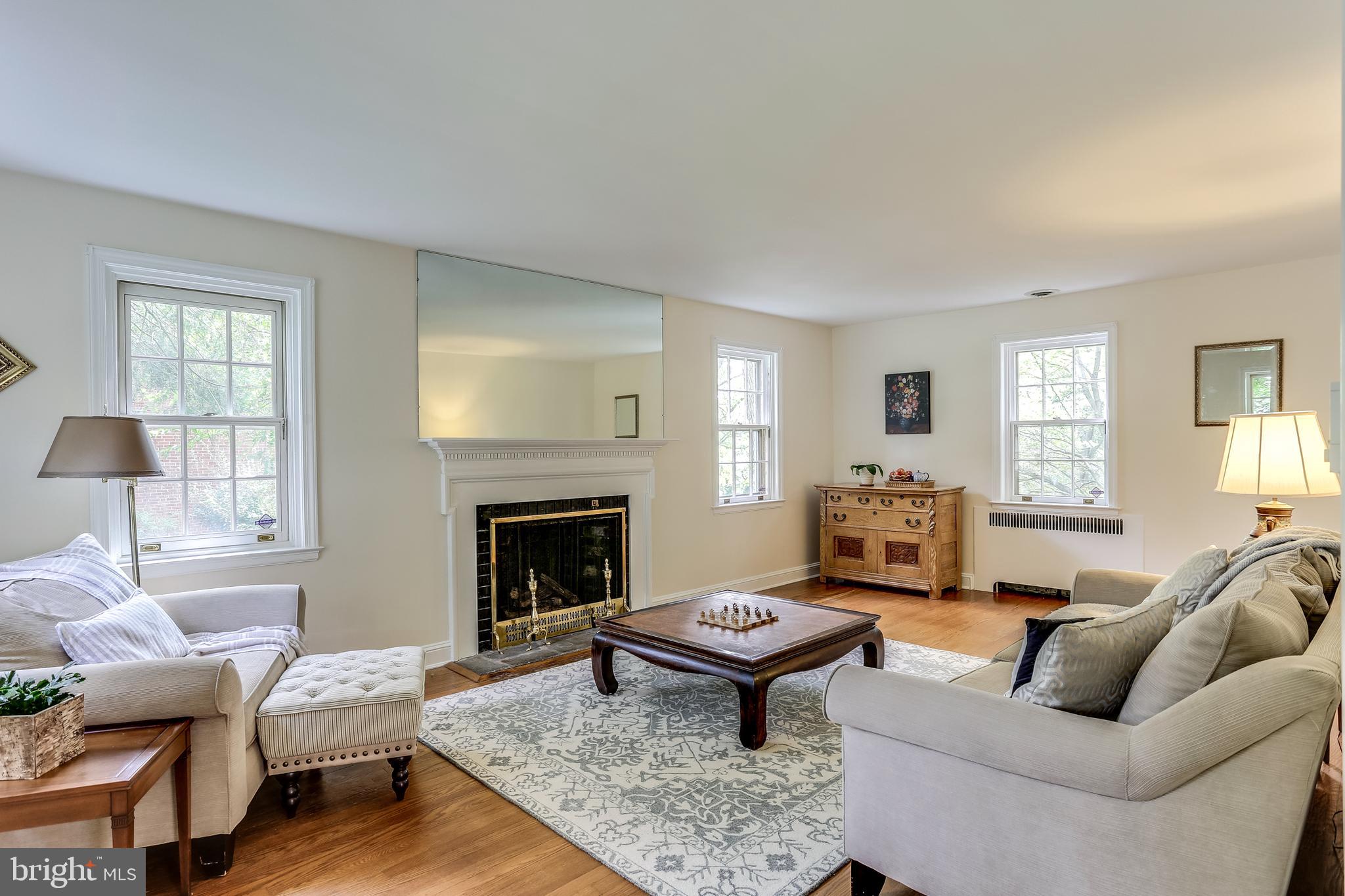508 Stamford Road Baltimore, MD 21229 - Photo 4 of 41 Living Room