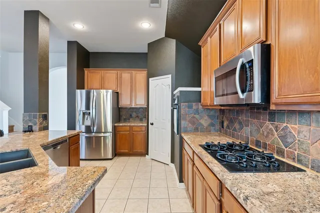 $2,400 | 5541 Dunn Hill Drive, Fort Worth, TX 76137