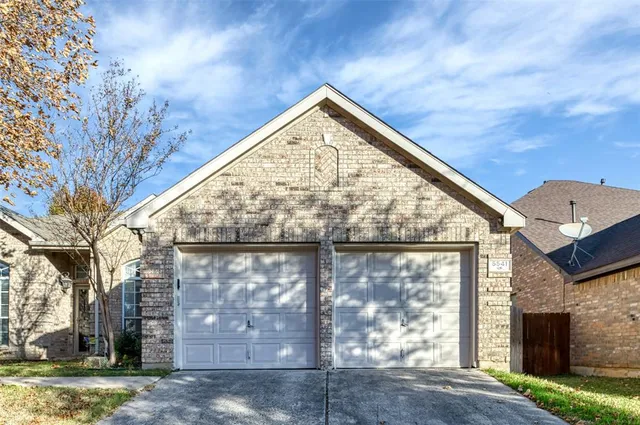 $2,400 | 5541 Dunn Hill Drive, Fort Worth, TX 76137