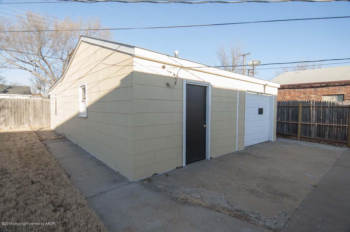 5008 Bowie Street Amarillo, TX 79110 - Photo 22 of 27 GARAGE VIEW 1