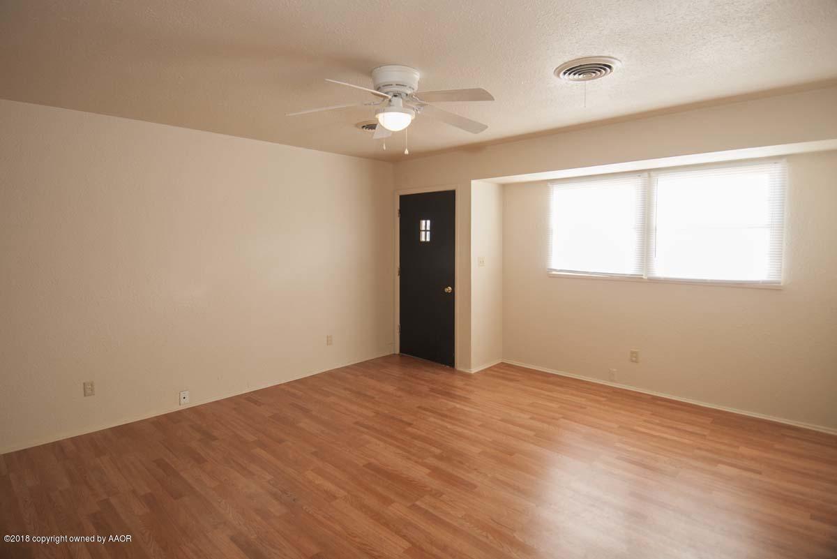 5008 Bowie Street Amarillo, TX 79110 - Photo 3 of 27 LIVING VIEW 1