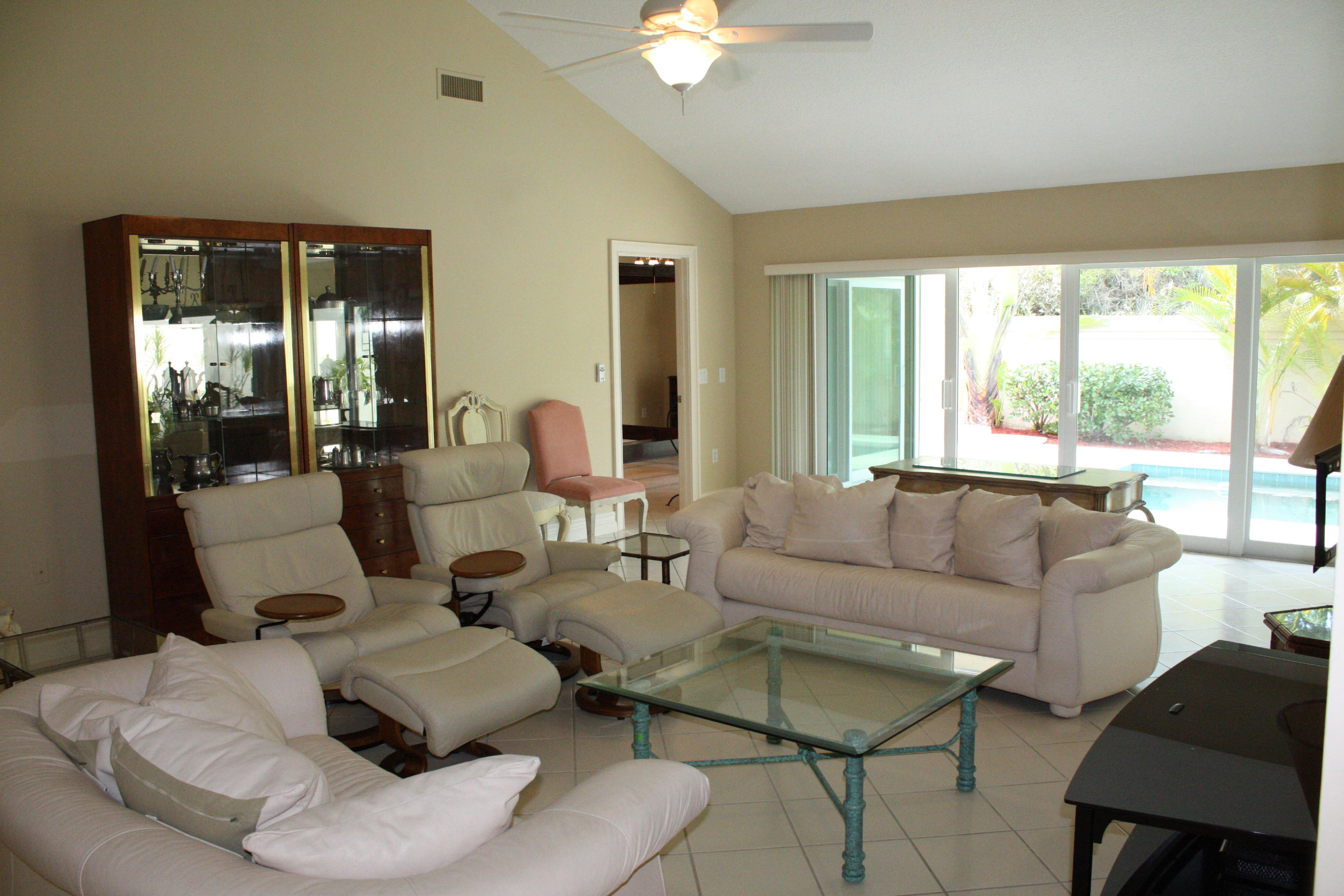 118 Knoll Way Jupiter, FL 33477 - Photo 11 of 32 Living room