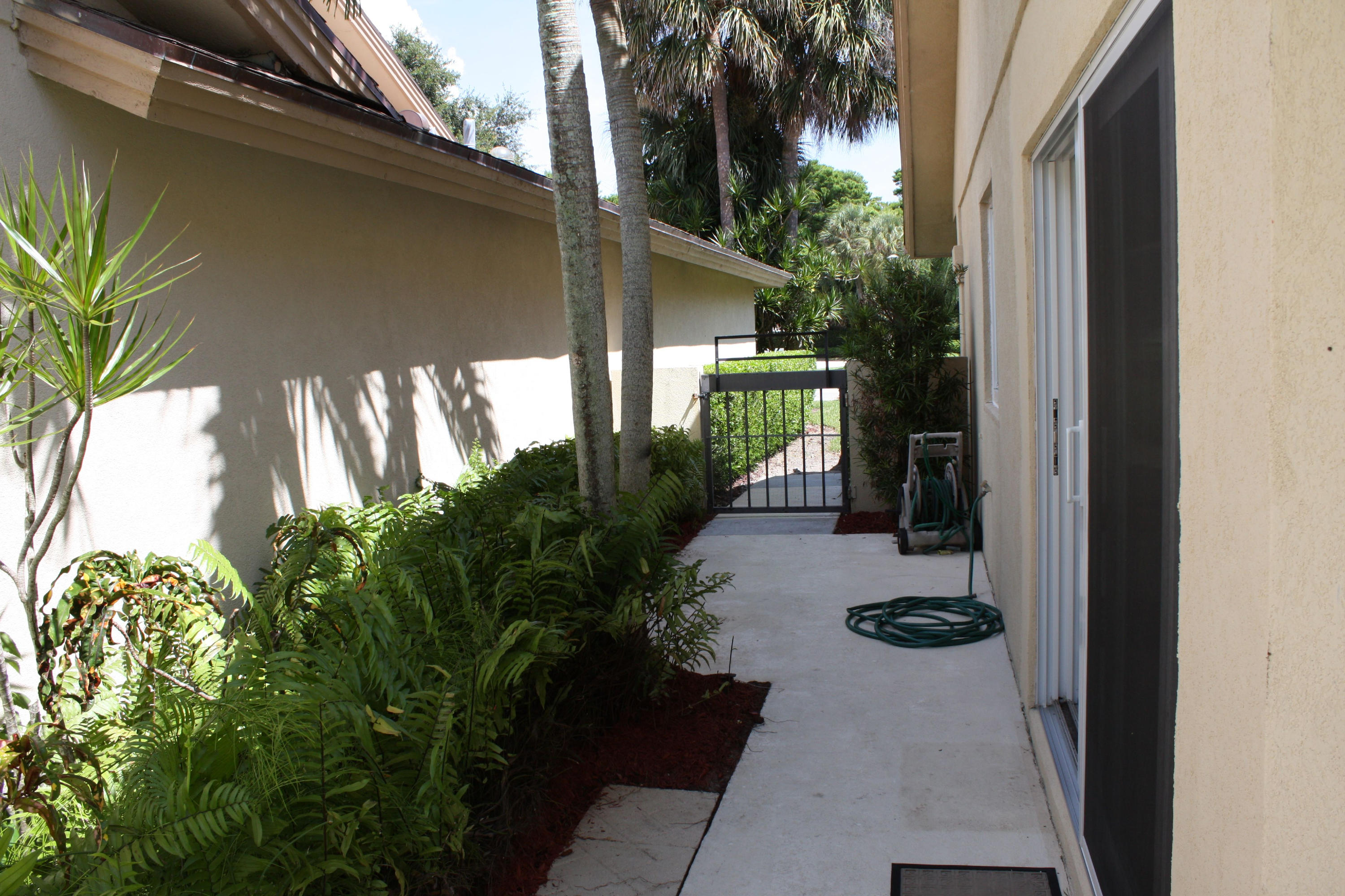 118 Knoll Way Jupiter, FL 33477 - Photo 22 of 32 Side Walkway