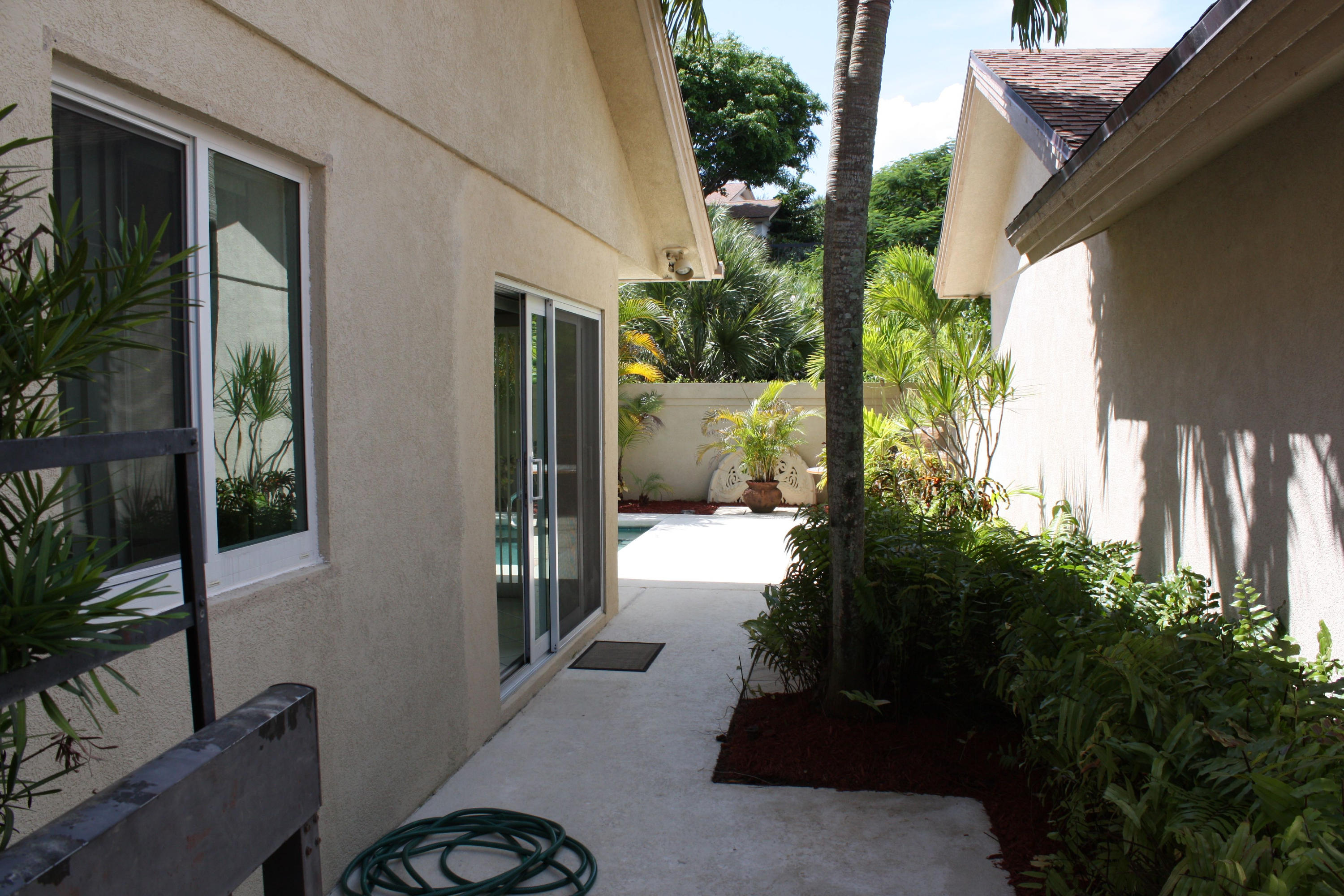 118 Knoll Way Jupiter, FL 33477 - Photo 23 of 32 Side Walkway