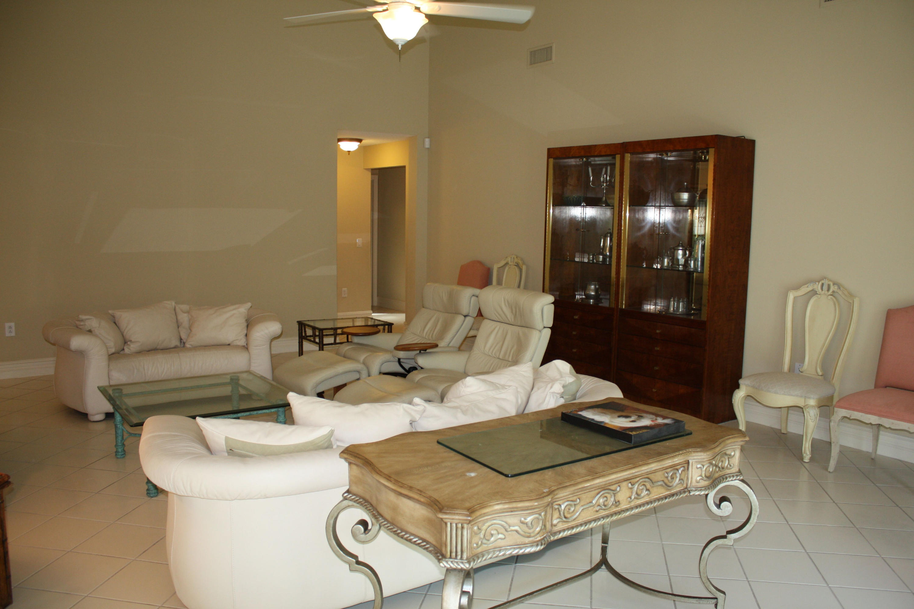 118 Knoll Way Jupiter, FL 33477 - Photo 9 of 32 Living room