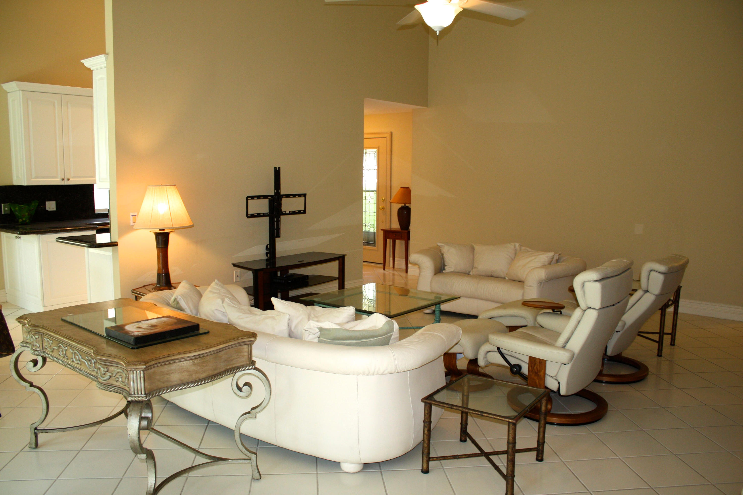 118 Knoll Way Jupiter, FL 33477 - Photo 10 of 32 Living room