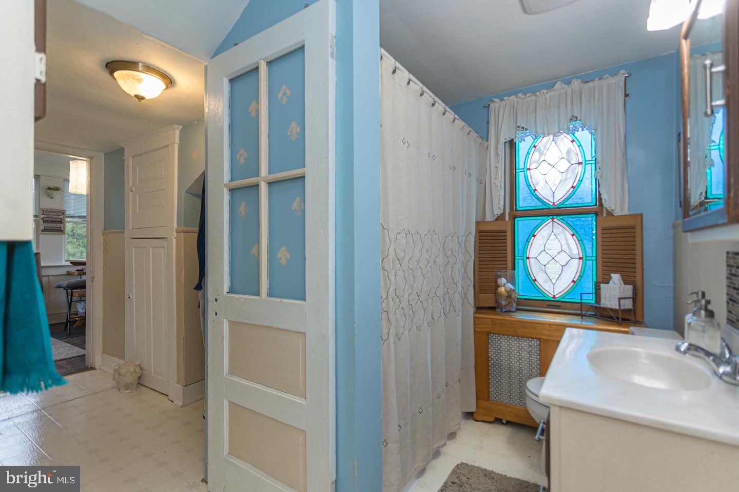 877 Edge Hill Road Glenside, PA 19038 - Photo 21 of 25 Main Bathroom
