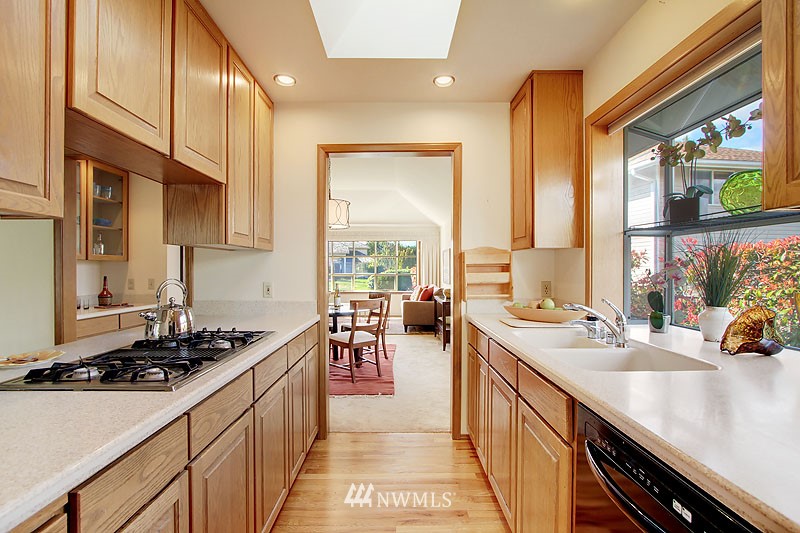814 Aloha Place Edmonds, WA 98020 - Photo 8 of 25 Gallery Image 8