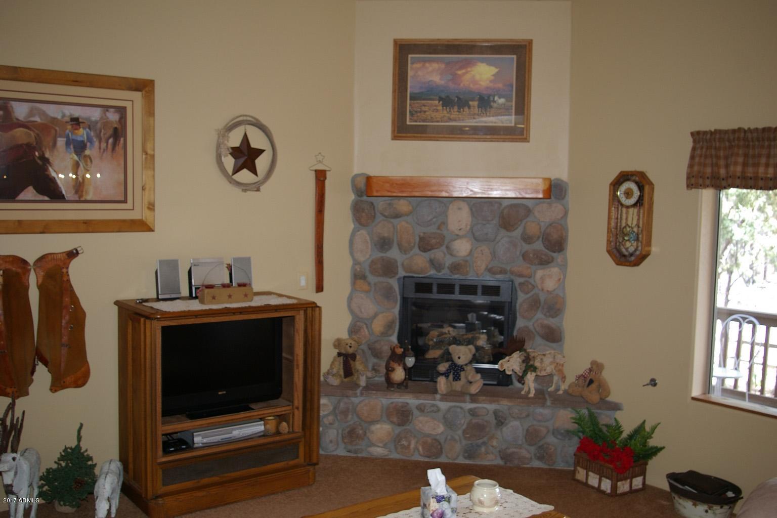 6238 Starlight Ridge Road Lakeside, AZ 85929 - Photo 4 of 27 Living Room