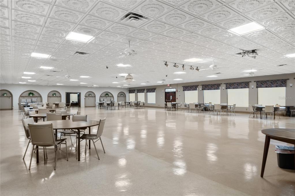 9860 62nd Avenue North, Unit 1047 St. Petersburg, FL 33708 - Photo 33 of 34 a view of a dining room with furniture