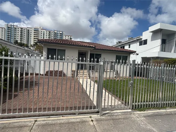 $2,400 | 2951 Southwest 23rd Street, Unit 2, Miami, FL 33145