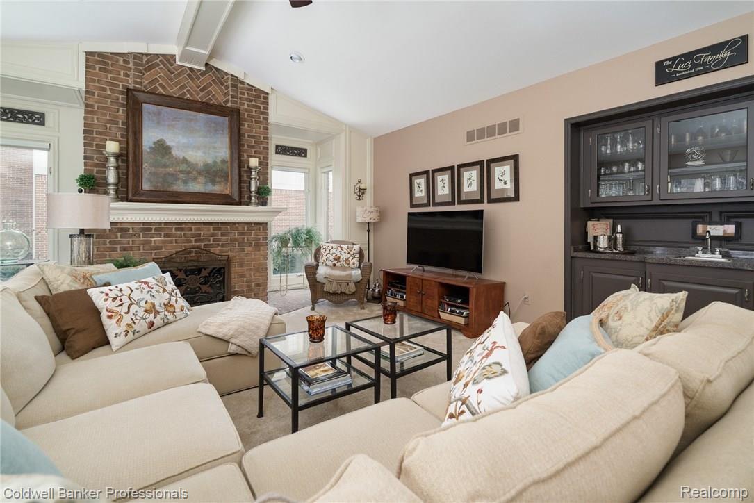 3724 Newcastle Drive Rochester, MI 48306 - Photo 12 of 39 Awesome great room with vaulted ceilings and tons of light.