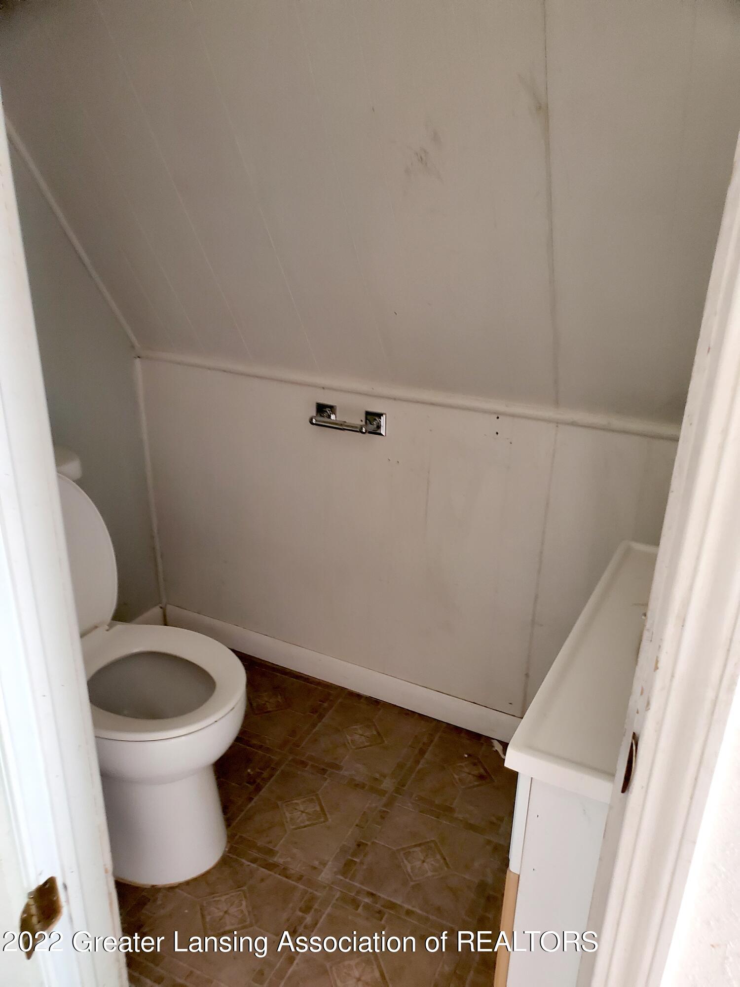 304 4th Street Blanchard, MI 49310 - Photo 16 of 23 2nd Fl Bth