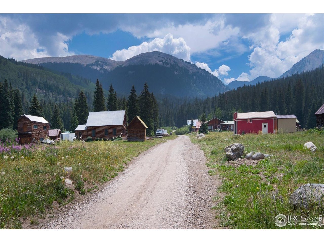 320 Mill Road Eagle, CO 81631 - Photo 26 of 32 a backyard of a house with table and chairs