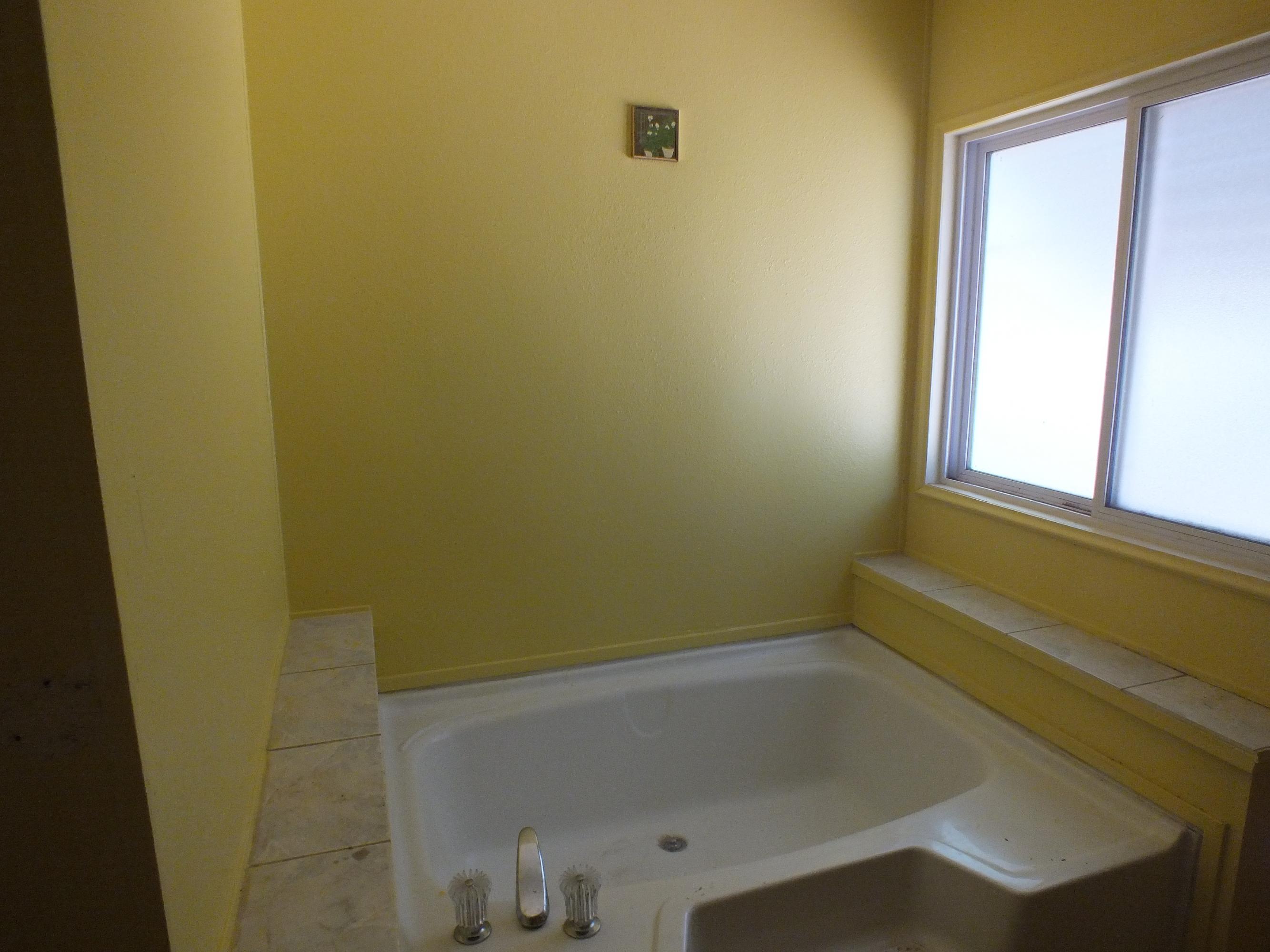 7725 Happy Valley Road, Unit DELUXE Anderson, CA 96007 - Photo 25 of 29 a bathroom with a bathtub