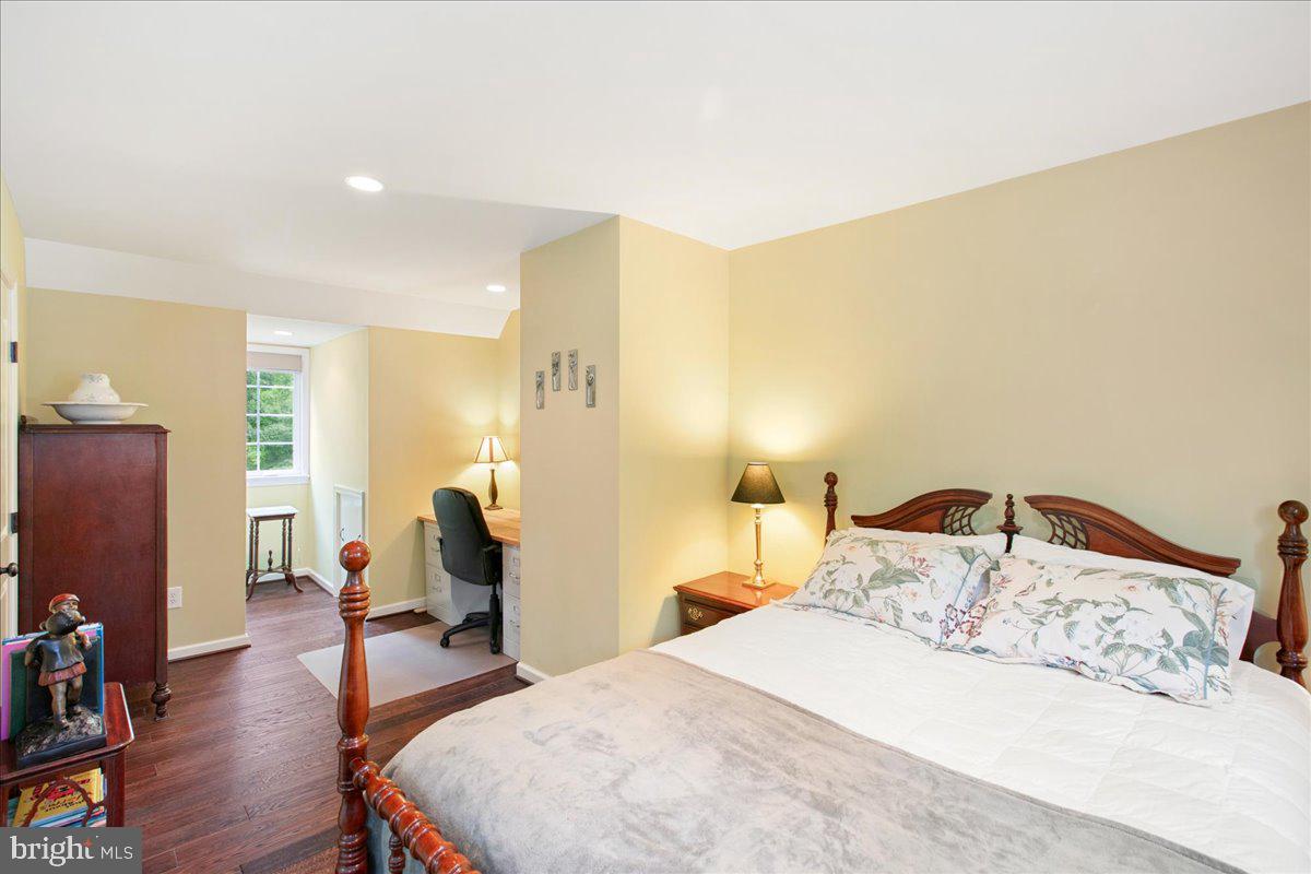 19266 Mockingbird Heights Road Triangle, VA 22172 - Photo 25 of 35 a bedroom with a bed a table and wooden floor