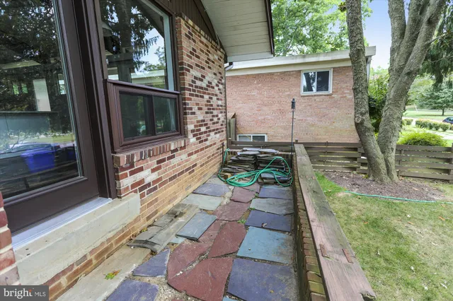 a view of back yard of the house