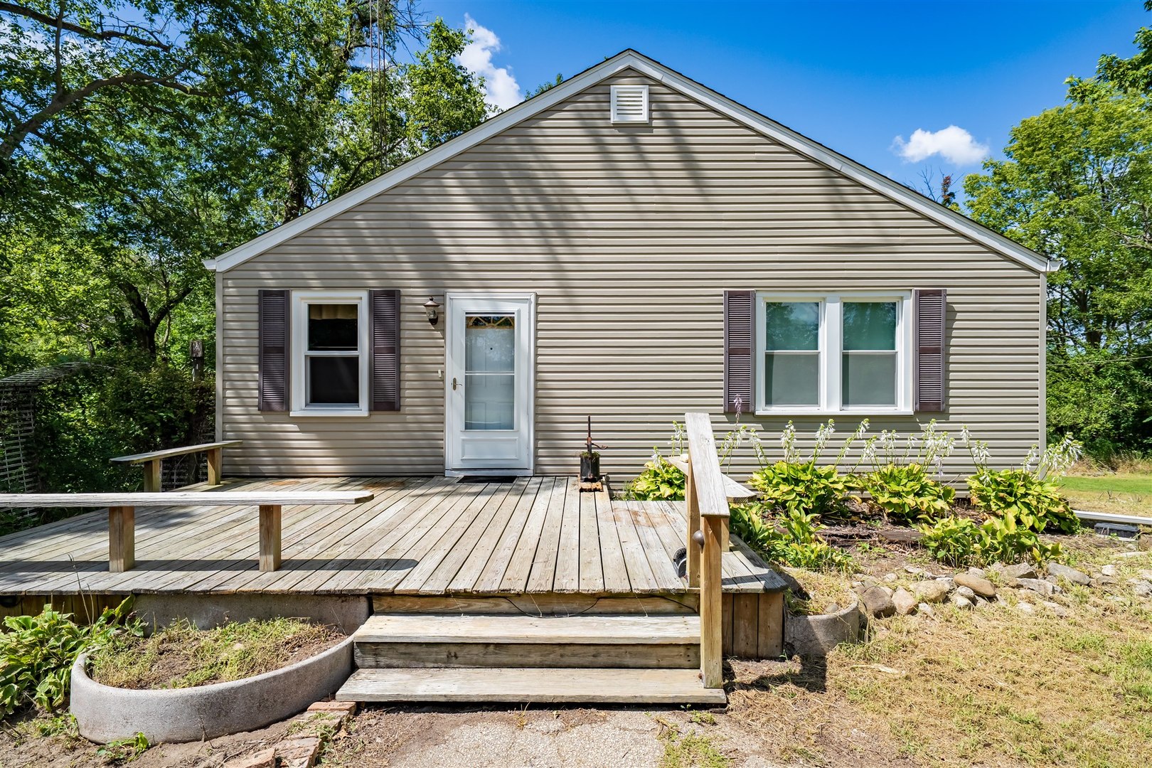 19097 1330 E Road Pontiac, IL 61764 - Photo 25 of 48 a front view of a house with a yard