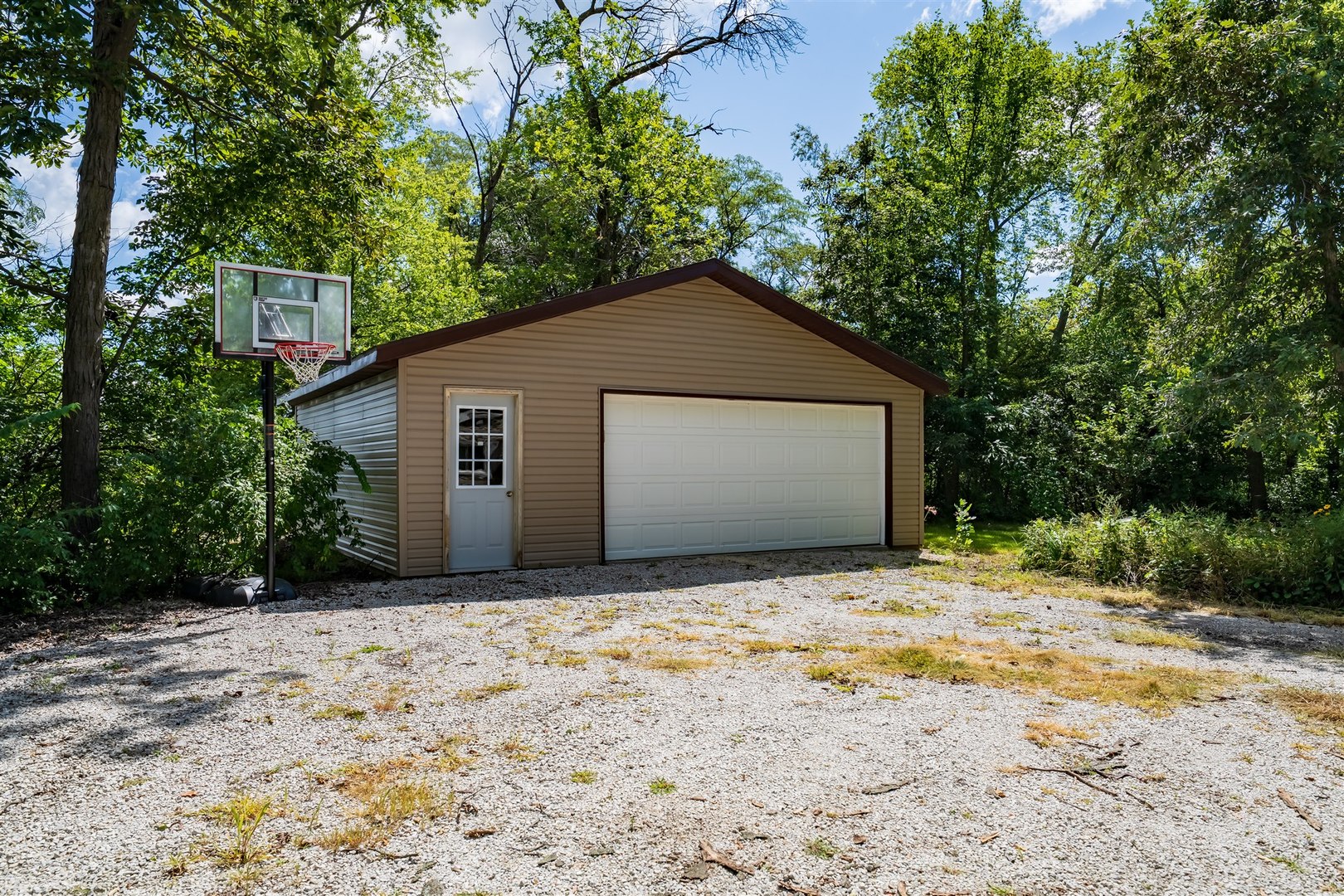 19097 1330 E Road Pontiac, IL 61764 - Photo 27 of 48 a house with trees in the background