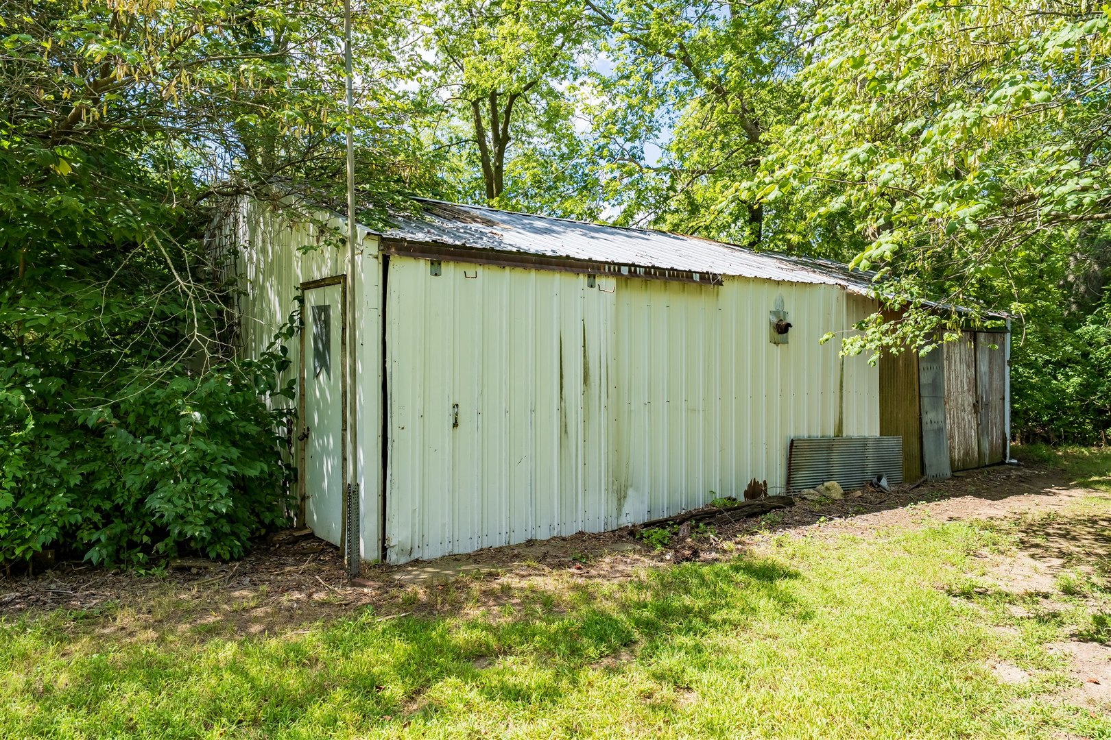 19097 1330 E Road Pontiac, IL 61764 - Photo 34 of 48 a backyard of a house with large trees and wooden fence