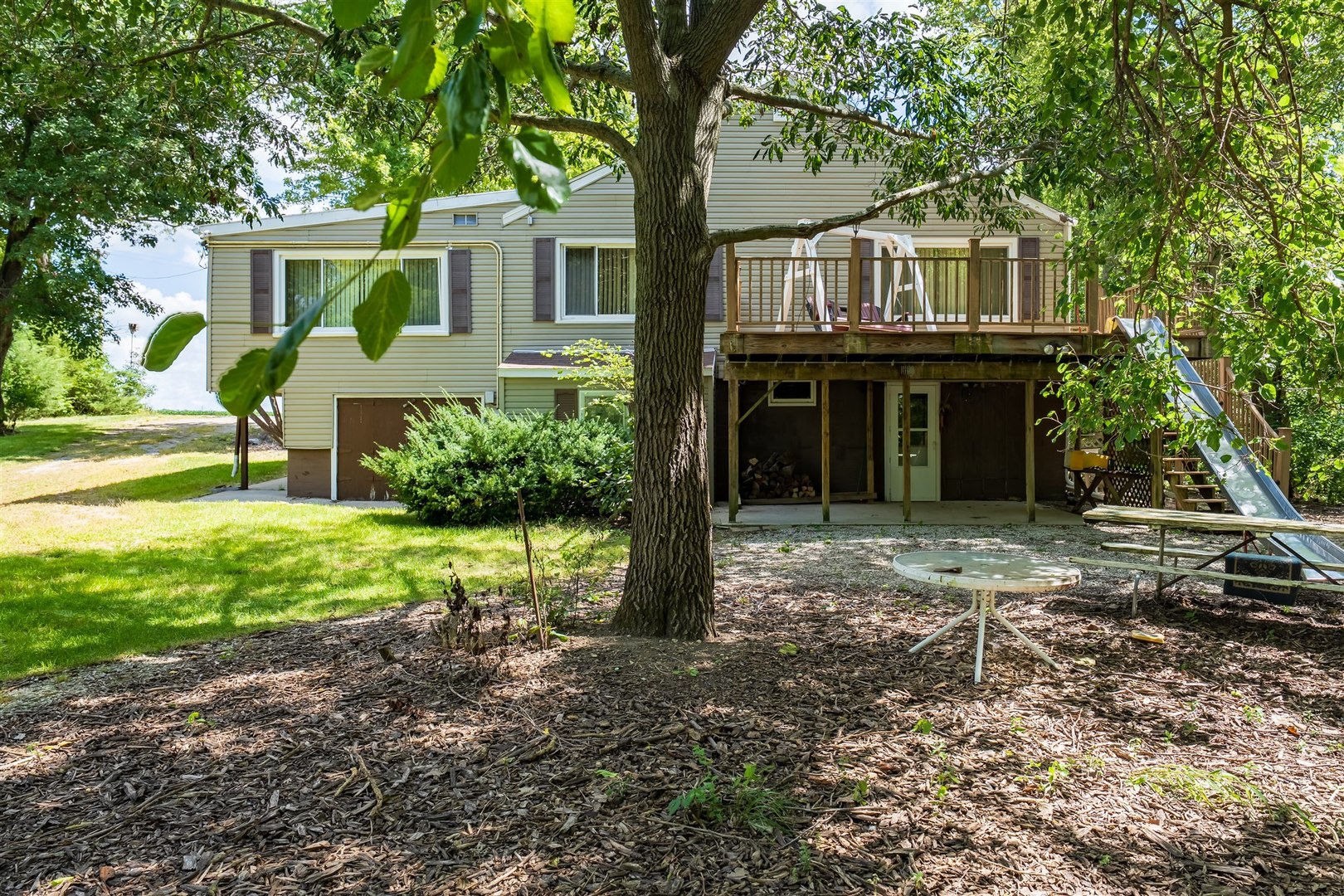 19097 1330 E Road Pontiac, IL 61764 - Photo 4 of 48 a front view of a house with garden