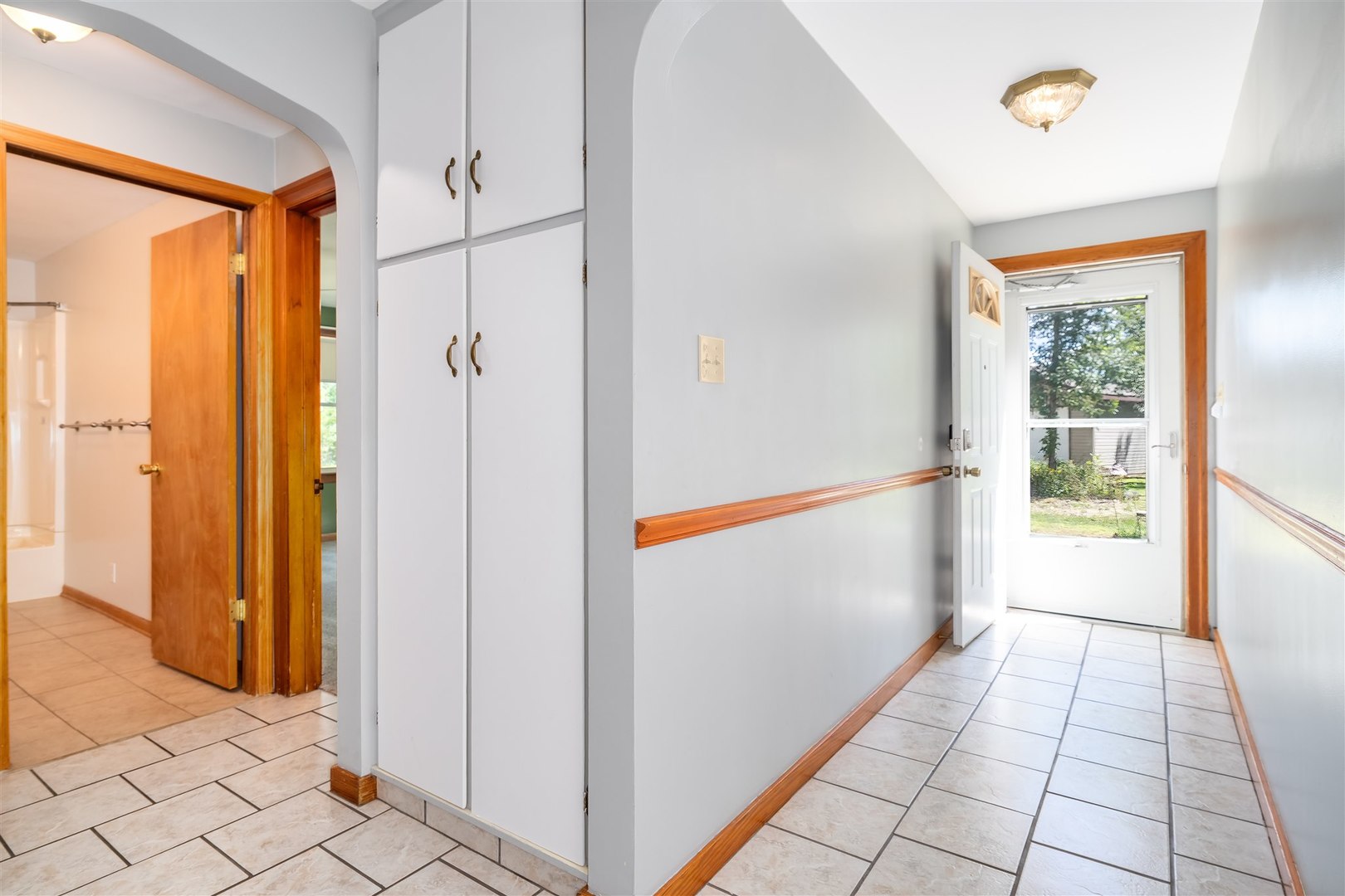 19097 1330 E Road Pontiac, IL 61764 - Photo 5 of 48 a view of an entryway with a chandelier