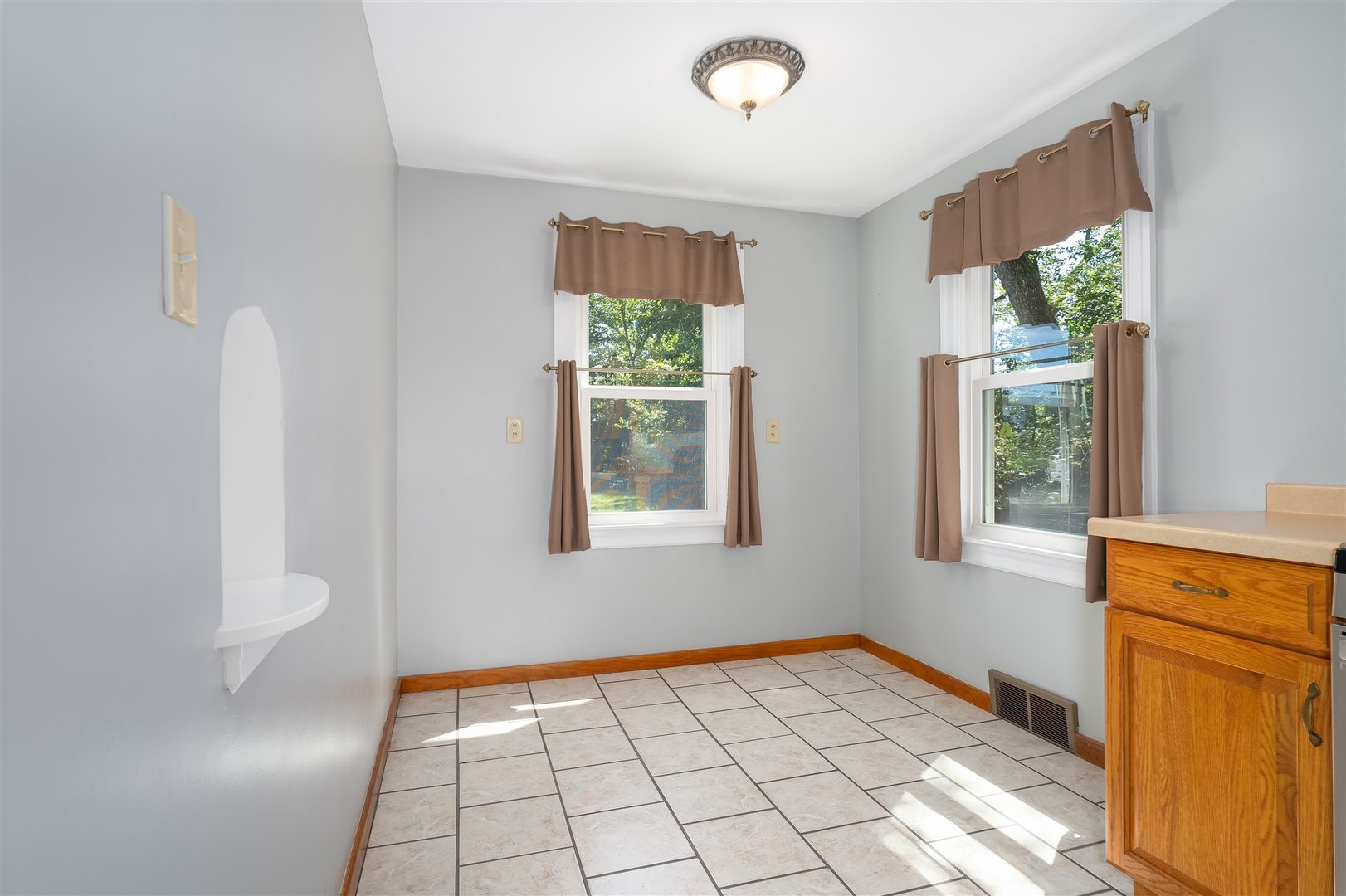 19097 1330 E Road Pontiac, IL 61764 - Photo 8 of 48 a view of an empty room with a window