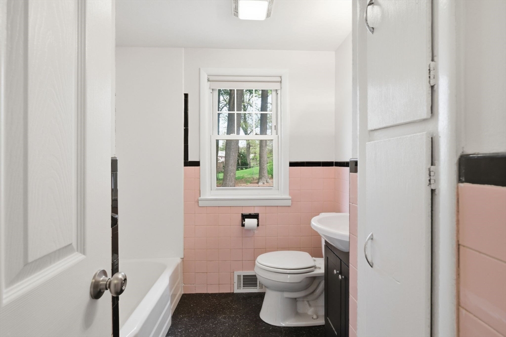 33 Overhill Drive Springfield, MA 01129 - Photo 8 of 31