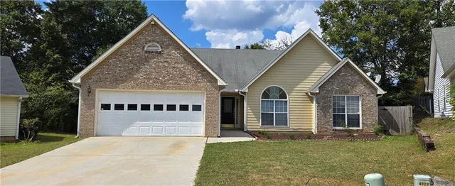 a view of a house with a yard