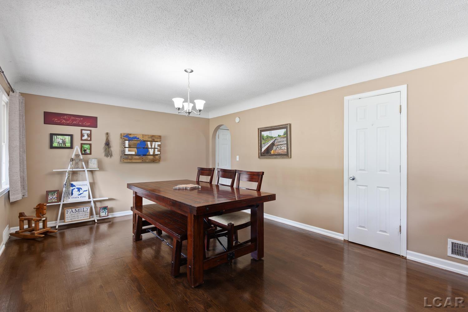2534 Airport Road Adrian, MI 49221 - Photo 5 of 49 50183345-57d36409-820e-4298-99ce-4d3289b41b0f.JPG