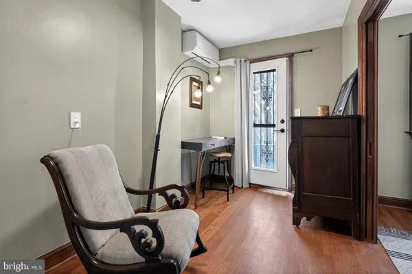 $4,400 | 32 Farragut Place Northwest, Unit (FURNISHED), Washington, DC 20011