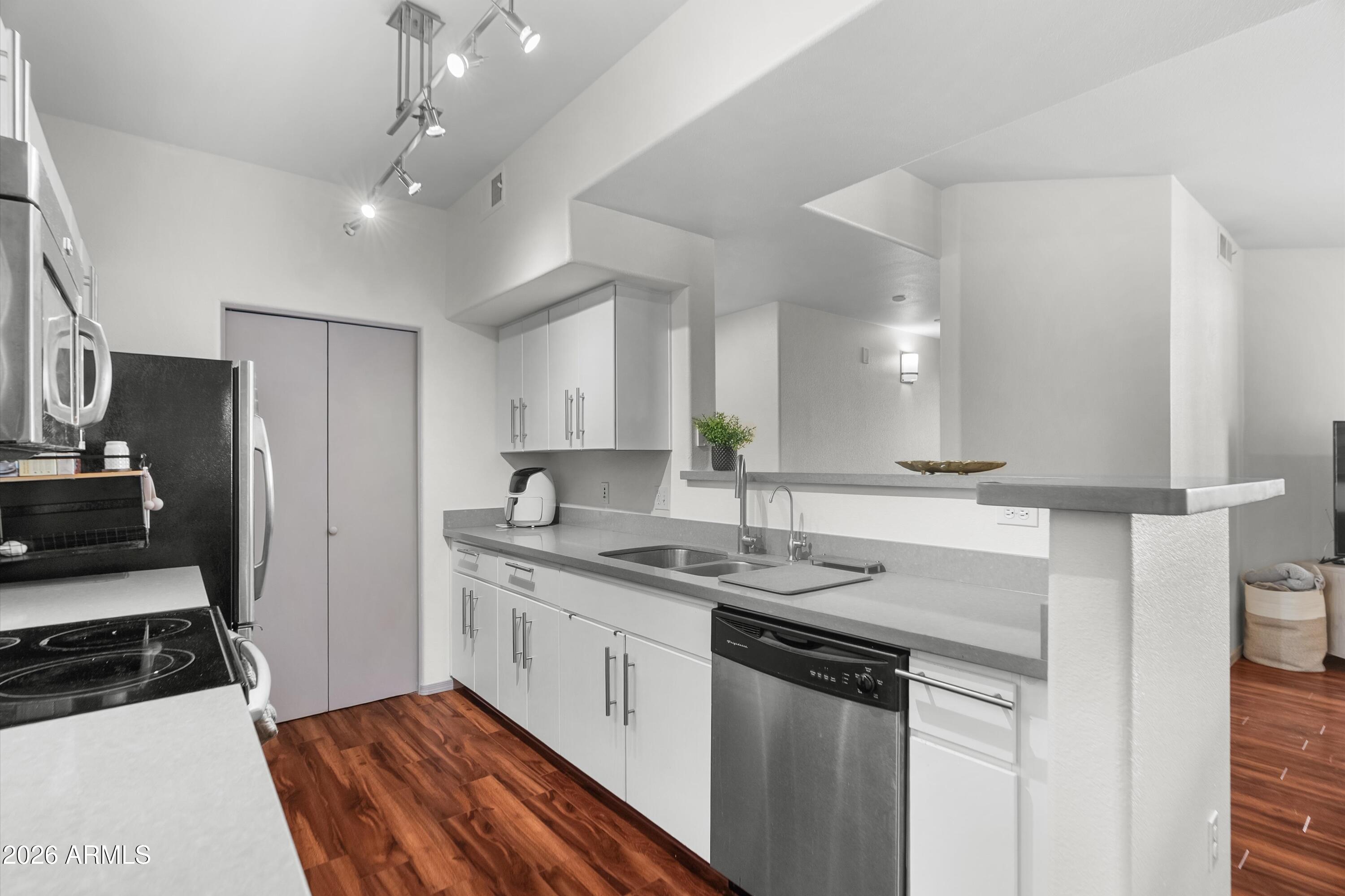 3302 North 7th Street, Unit 262 Phoenix, AZ 85014 - Photo 4 of 28 15-20260206-DSC07377