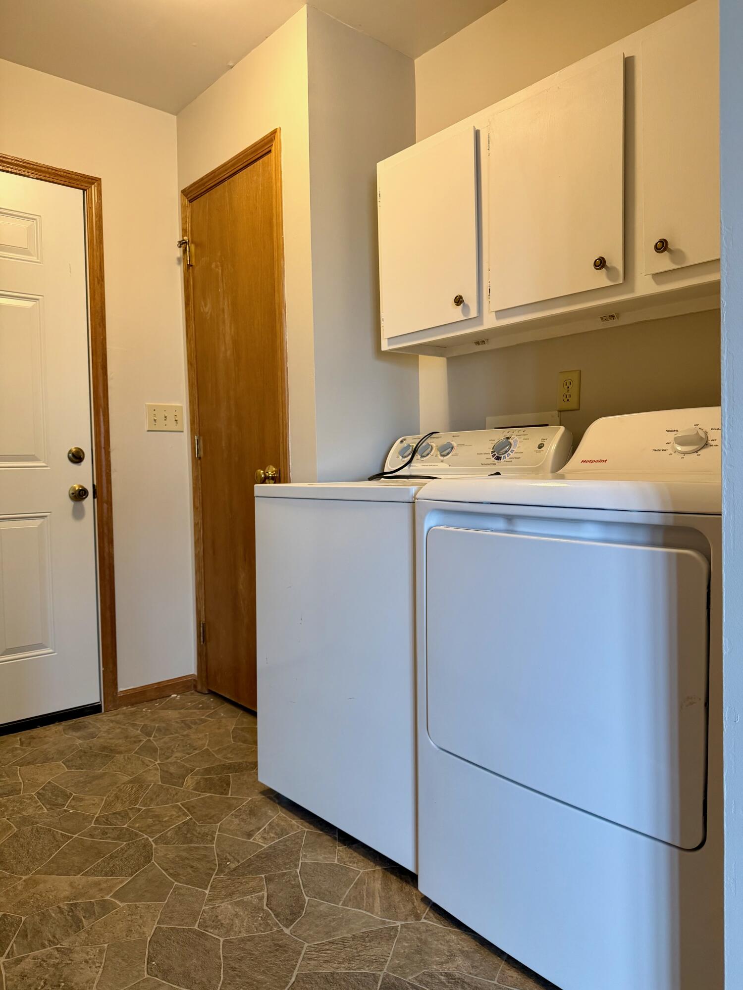 5831 West 700 North Winamac, IN 46996 - Photo 15 of 22 a utility room with dryer and washer