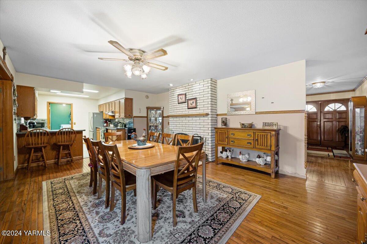 1802 Young Street Grandview, WA 98930 - Photo 15 of 31 a view of a dining room with furniture