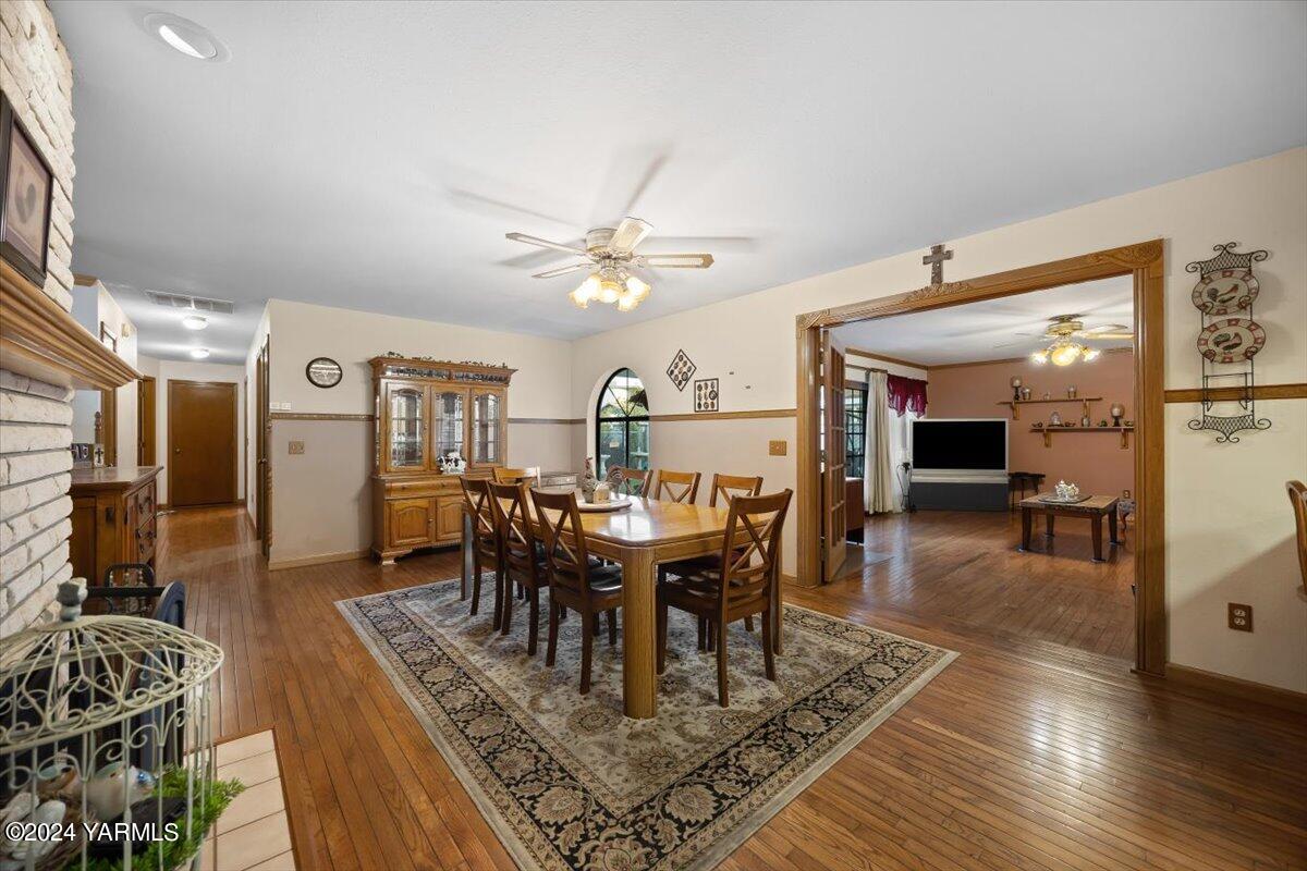 1802 Young Street Grandview, WA 98930 - Photo 16 of 31 a view of a dining room with furniture