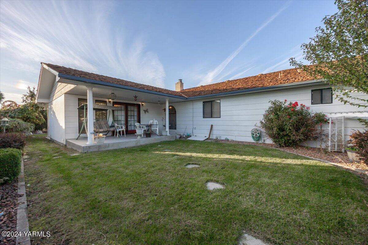 1802 Young Street Grandview, WA 98930 - Photo 5 of 31 a view of a house with patio and garden