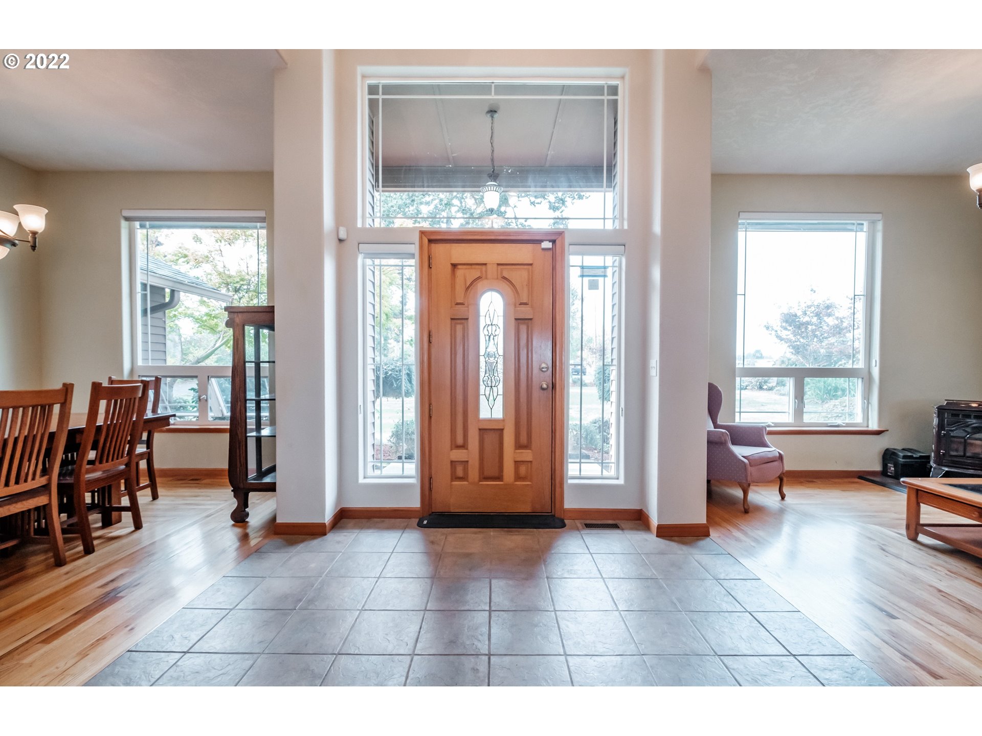 32832 South Meridian Road Woodburn, OR 97071 - Photo 5 of 32 a view of an entryway with a livingroom