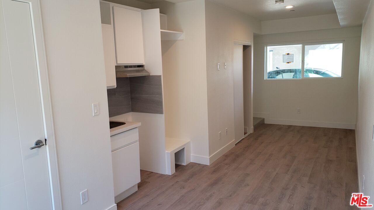 2133 Carmona Avenue, Unit 2133 1/4 Los Angeles, CA 90016 - Photo 2 of 10