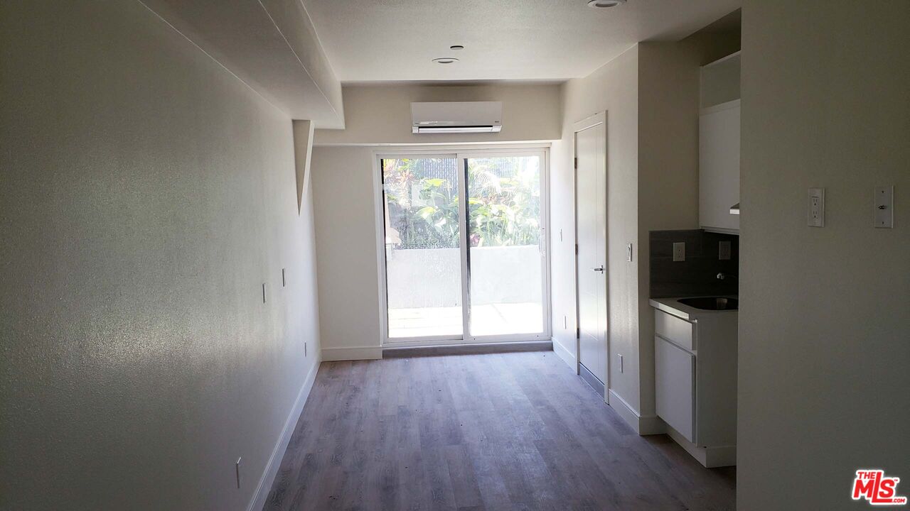 2133 Carmona Avenue, Unit 2133 1/4 Los Angeles, CA 90016 - Photo 3 of 10