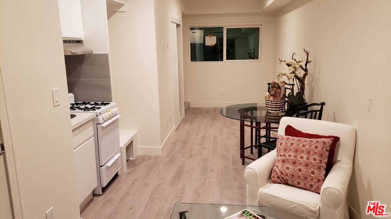2133 Carmona Avenue, Unit 2133 1/4 Los Angeles, CA 90016 - Photo 5 of 10