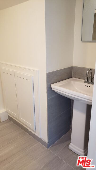 2133 Carmona Avenue, Unit 2133 1/4 Los Angeles, CA 90016 - Photo 9 of 10